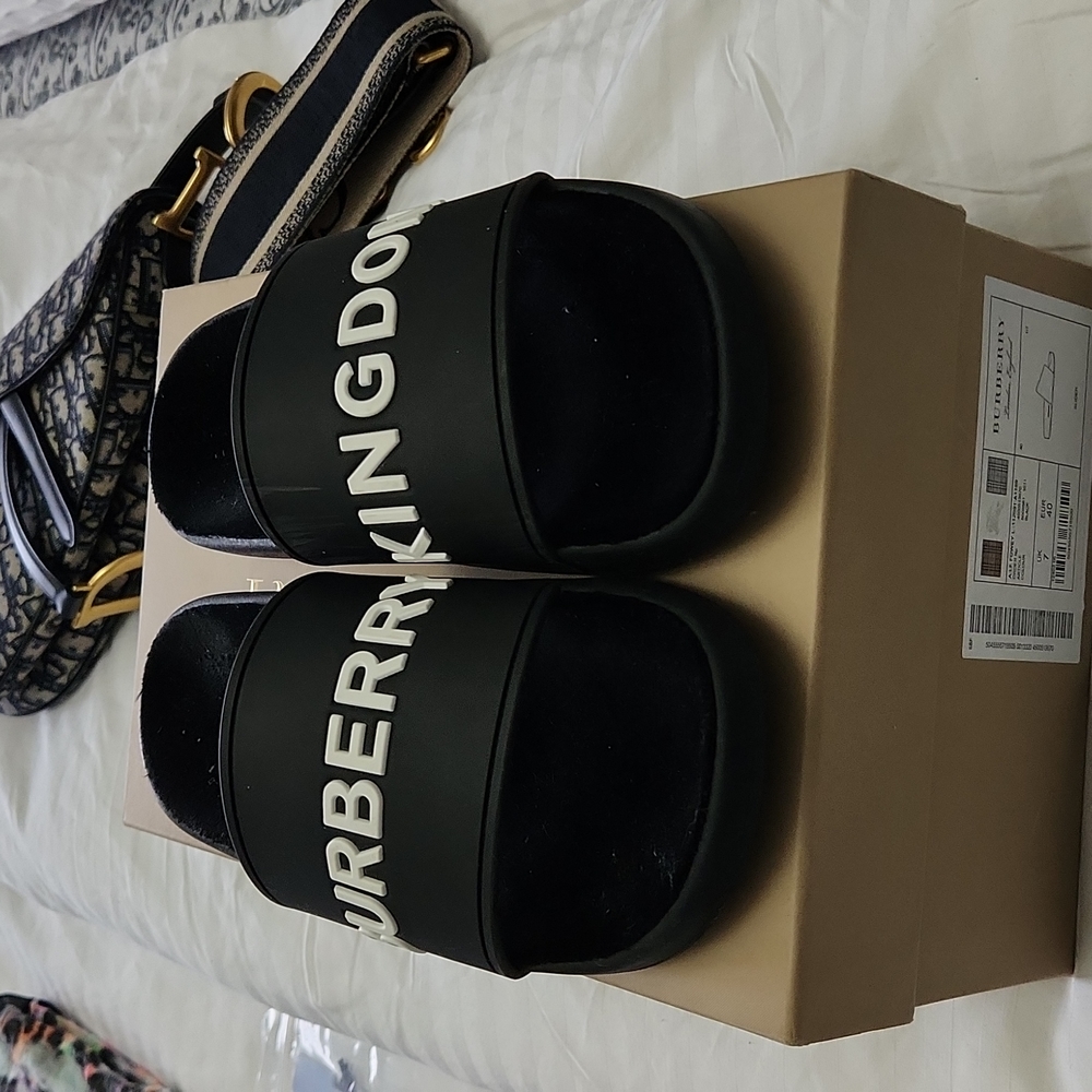 [SOLD]Authentic Burberry Slide